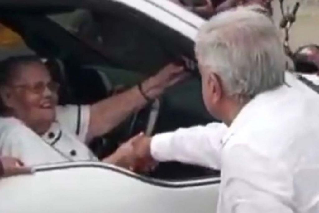 AMLO saluda a Mamá del Chapo