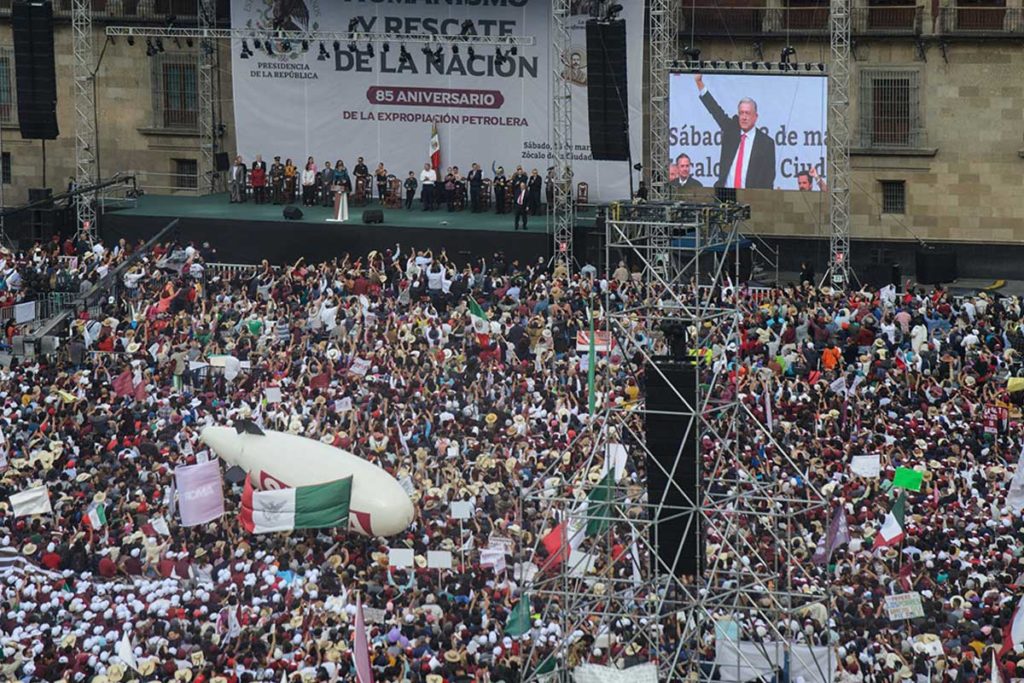 Celebración del 85 aniversario de la nacionalización petrolera en el Zócalo de la Ciudad de México