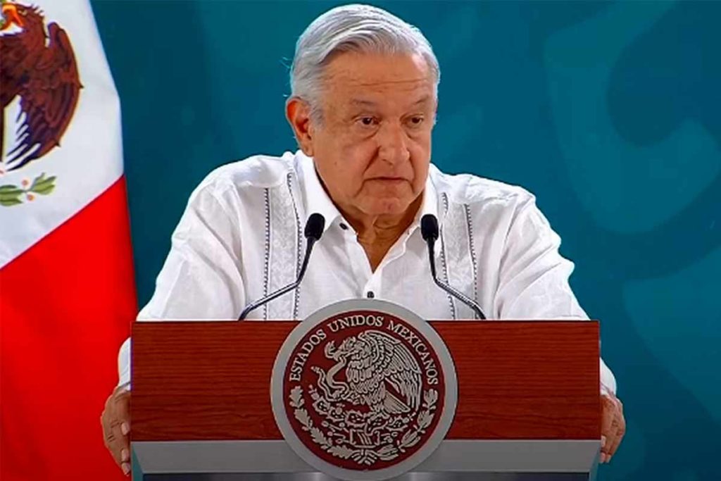 AMLO dando conferencia